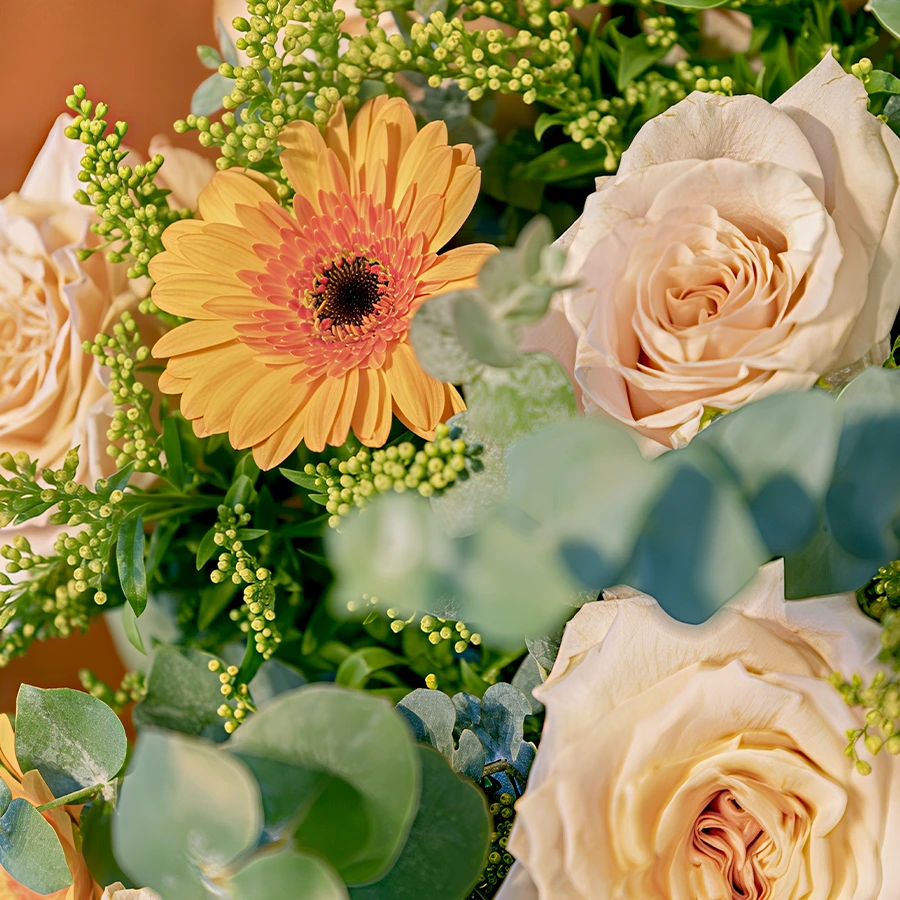 Buchet "Răsărit de Soare" 🌅 cu Gerbera și Trandafiri - imagine 3