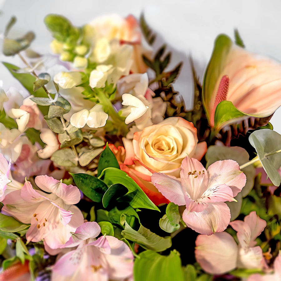 Buchet "Stil și Rafinament" 💜 cu Anthurium și Alstroemeria - imagine 3