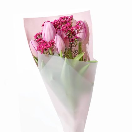 Buchet Minimalist cu 5 Lalele Roz și Wax Flower (Floarea de Ceară)