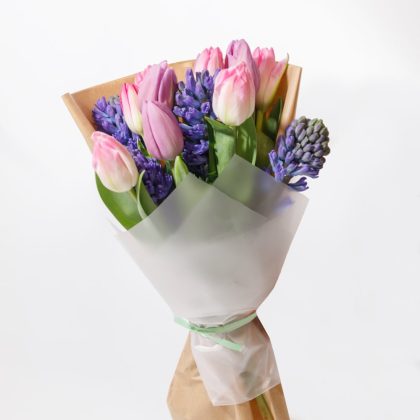 Buchet de Primăvară cu 10 Lalele Roz și 5 Zambile Albastre