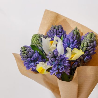 Buchet Parfumat cu 10 Zambile Albastre și un Iris Alb-Galben